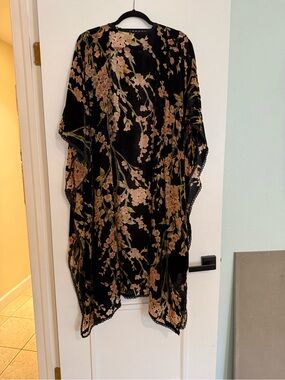 NWT Natural Life Black Floral Velvet Kimono one size